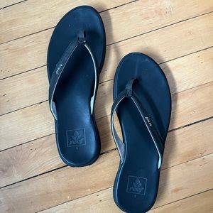 ❤️ Reef Black Flip Flops